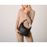 Naeva Romy, sac porté épaule noir