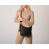 Naeva Romy, sac porté épaule noir
