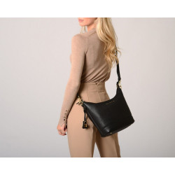 Naeva Romy, sac porté épaule noir